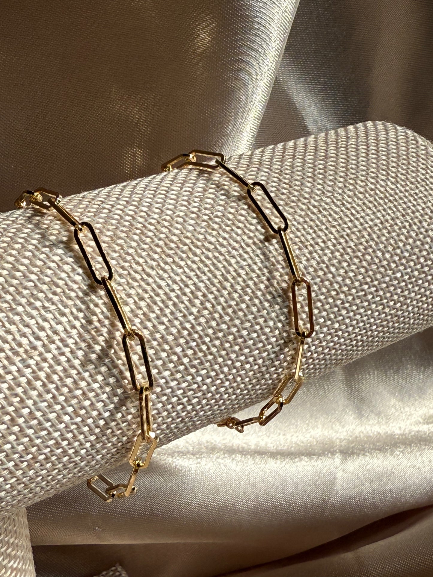 DAINTY PAPERCLIP BRACELET