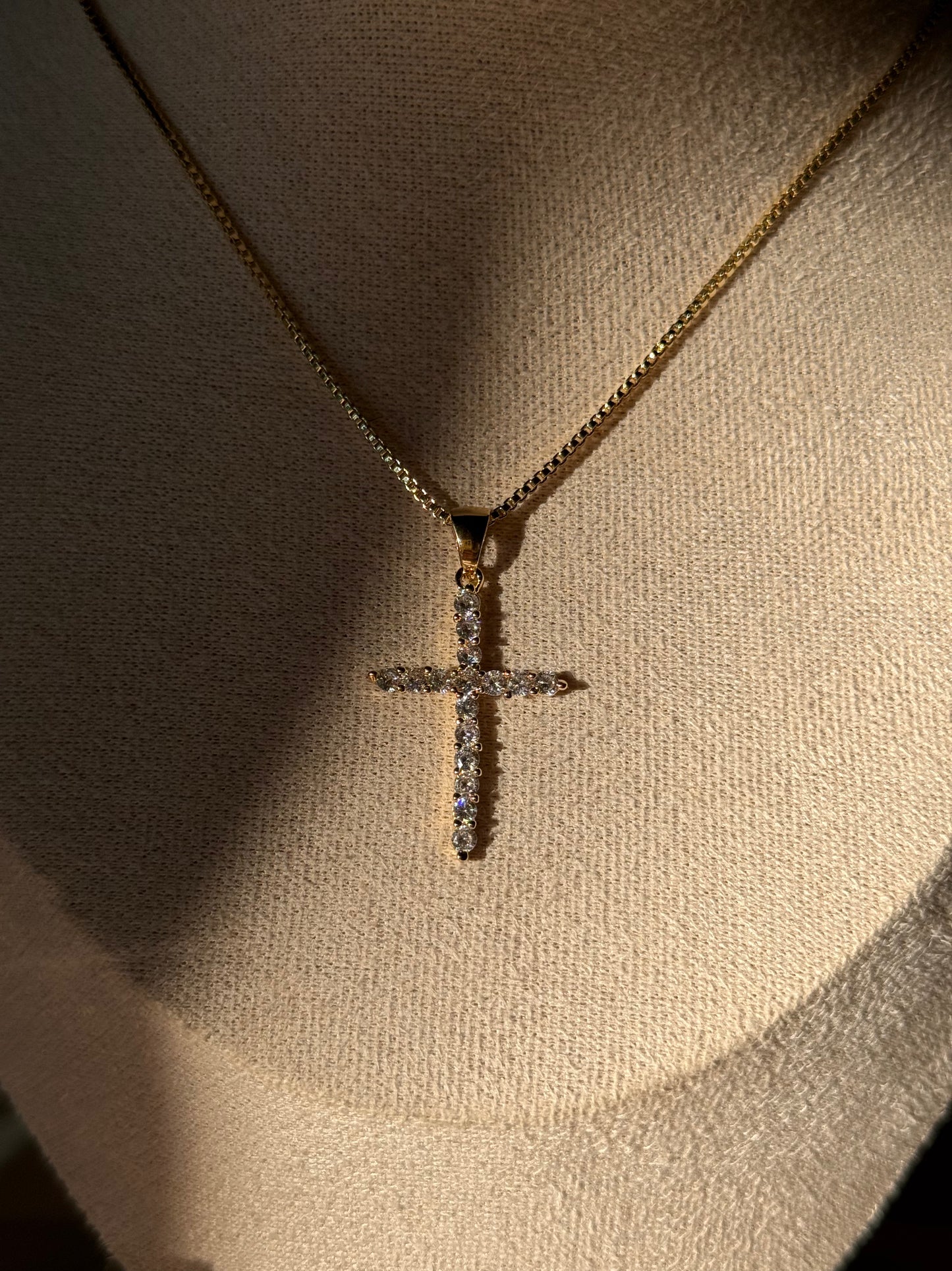 LUX CROSS NECKLACE
